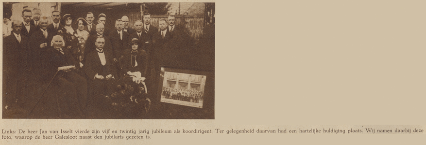 874467 Groepsportret van Jan van Isselt, met familie en genodigden, bij de viering van het feit dat hij 25 jaar ...